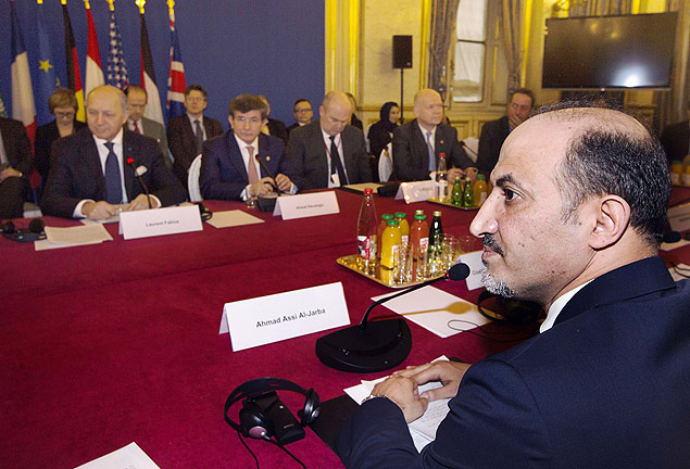 O presidente da coalizo oposicionista sria Ahmad al Assi al Jarba ( dir.) participa de reunio com aliados na Chancelaria francesa, em Paris