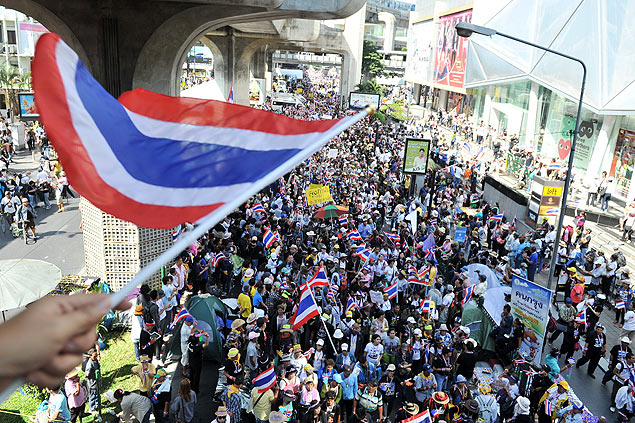 Manifestantes ocupam acesso a Bancoc em protesto contra a primeira-ministra da Tailndia, Yingluck Shinawatra