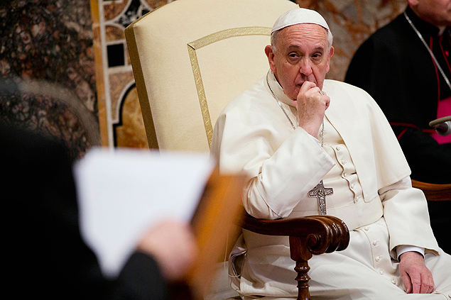 Papa Francisco acompanha audiência com diplomatas no Vaticano; ele disse que aborto significa "descartar seres humanos"