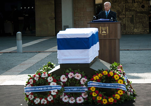 Presidente de Israel, Shimon Peres disse que o pas impedir que o Ir tenha arma nuclear, em funeral de Sharon