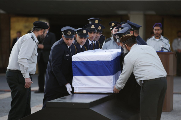 Guardas do Parlamento arrumam caixão do ex-primeiro-ministro israelense Ariel Sharon durante funeral em Jerusalém