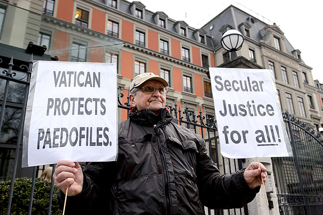 Homem acusa igreja de proteger pedfilos e pede justia secular diante da ONU em Genebra