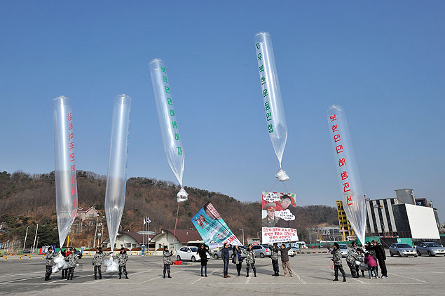 Na cidade de Paju, prxima  fronteira entre as Coreias, ativistas lanam bales com denncias em direo  Coreia do Norte