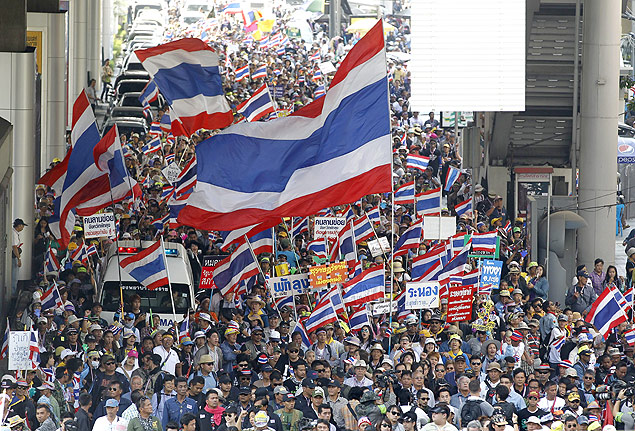 Manifestantes protestam em avenida de Bancoc, na Tailndia; chefe militar volta a descartar golpe