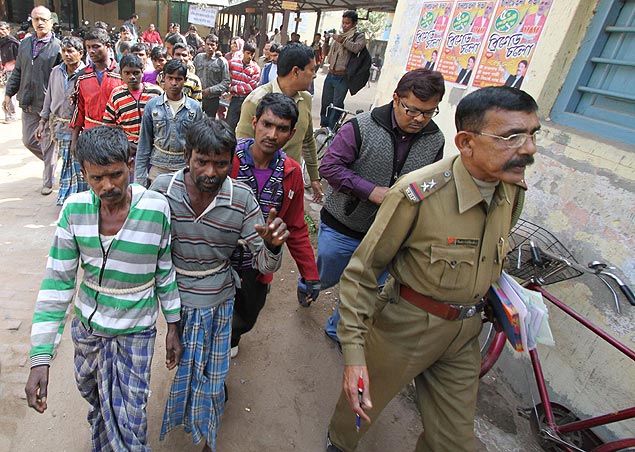 Suspeitos de estupro coletivo em tribo são levados pela polícia da Índia para indiciamento