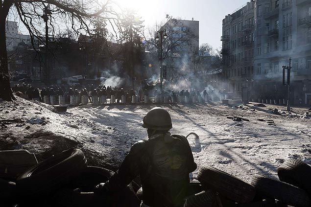 Foras de segurana ucranianas vigiam acampamento opositor na capital Kiev