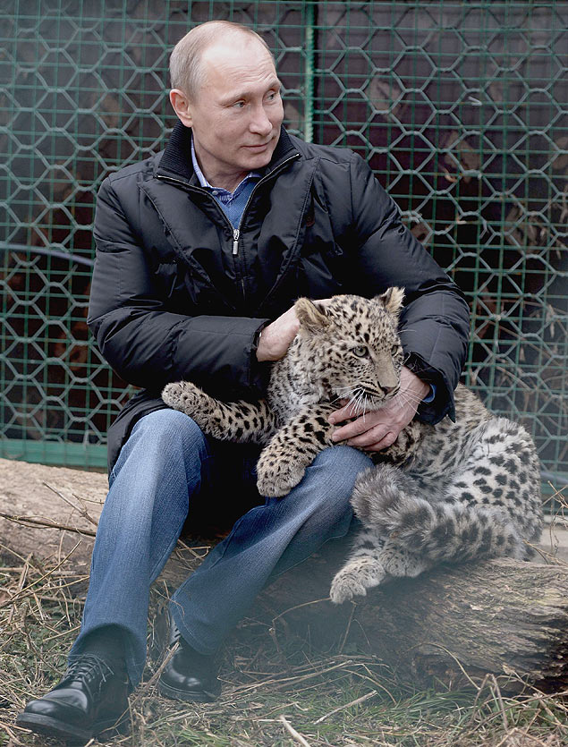 Vladimir Putin posa com um leopardo no colo em refgio ecolgico de Sochi, na Rssia