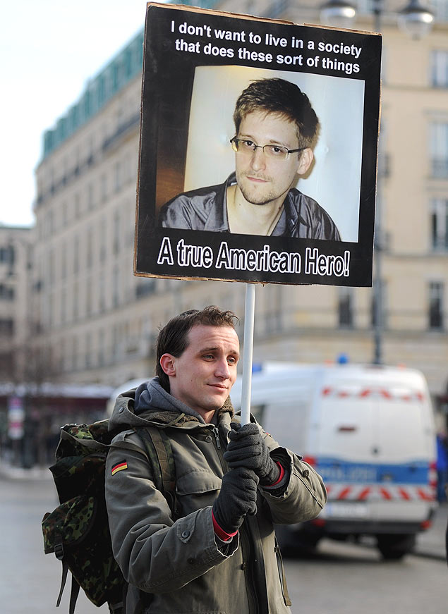 Em Berlim, manifestante exibe pster de Edward Snowden