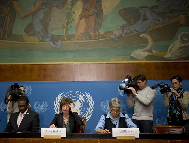 Kirsten Sandberg (centro), diretora do Comitê da ONU sobre os Direitos das Criança, divulga relatório