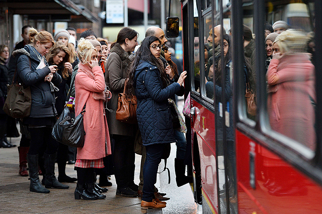 Usurios do sistema de transporte de Londres fazem fila para embarcar em nibus com greve do metr