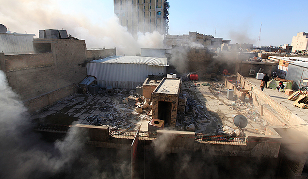 Fumaa das exploses nos arredores da Zona Verde no centro de Bagd