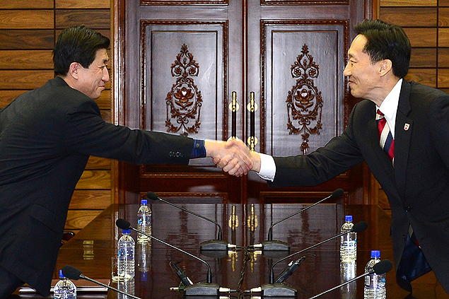 Representante da Coreia do Sul Lee Duk-haeng (direita) cumprimenta contraparte do norte Park Yong-il