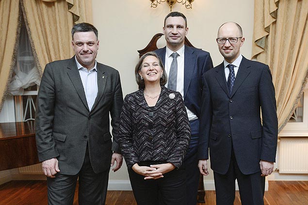 A subsecretria de Estado dos EUA para Europa, Victoria Nuland (centro), posa para foto com lderes da oposio ucraniana