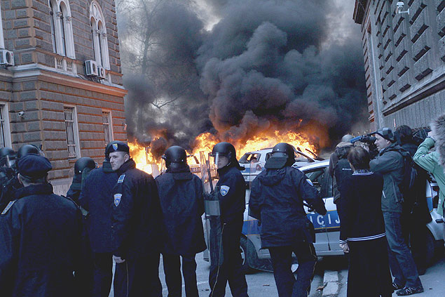 Policiais bsnios tentam conter protestos em Sarajevo
