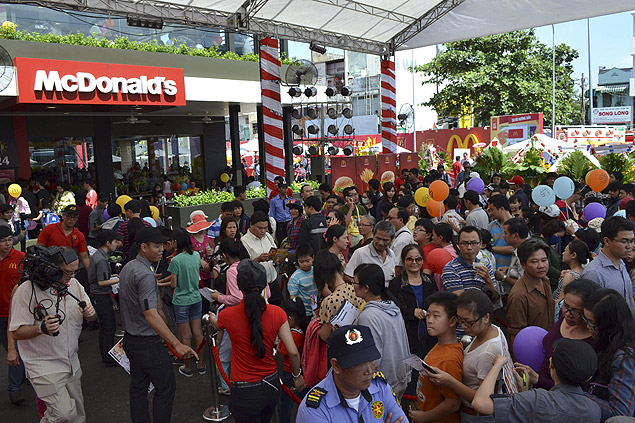 Centenas de vietnamitas fazem fila diante da primeira loja do McDonald's do pas, em Ho Chi Minh (antiga Saigon) 