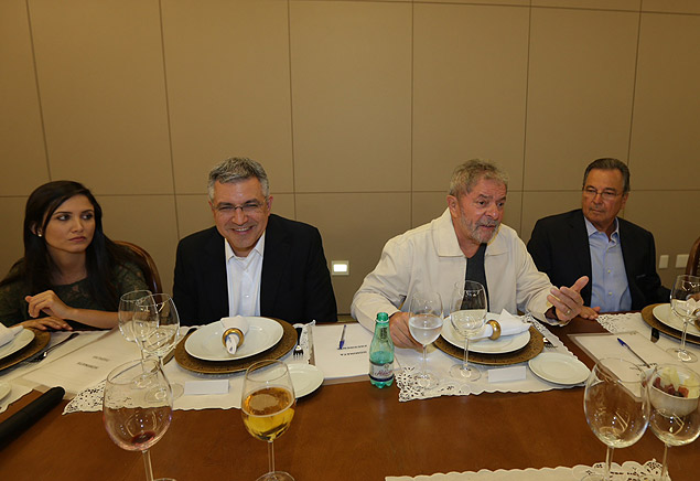 Thssia Alves (esposa de Alexandre Padilha), o ex-ministro Alexandre Padilha, o ex-presidente Luiz Incio Lula da Silva e o empresrio Maurlio Biagio participam de jantar
