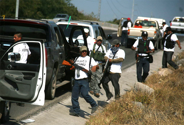 Milicianos de uma das 'autodefensas' que atuam em Michoacn fazem cerco em acesso  cidade de Apatzign