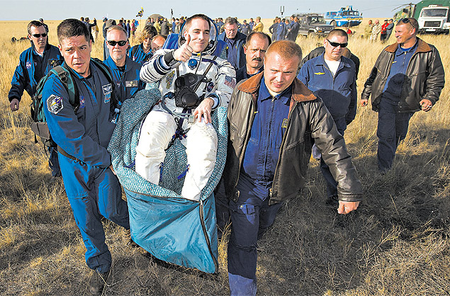 Chris Cassidy, da Nasa, é levado a uma tenda médica depois de cinco meses e meio na Estação Espacial Internacional em 2012