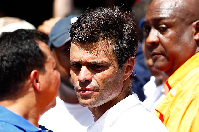 Venezuelan opposition leader Leopoldo Lopez is seen during a protest against President Nicolas Maduro's government in Caracas, February 12, 2014. At least three people were shot dead on Wednesday during anti-government protests in Caracas, escalating the worst bout of unrest in Venezuela since turmoil after President Nicolas Maduro's election last year. The violence was a crescendo to weeks of sporadic demonstrations in the provinces led by opposition hardliners who denounce Maduro for failing to control inflation, crime and product shortages and vow to push him from office. REUTERS/Jorge Silva (VENEZUELA - Tags: POLITICS CIVIL UNREST) ORG XMIT: CAR20