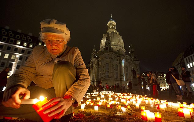 Moradora de Dresden acende vela em memria dos 69 anos do bombardeio aliado