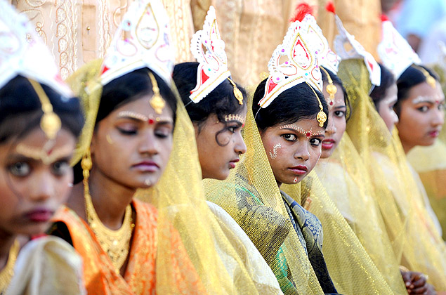 Noivas em casamento coletivo em Calcutá; Índia é o 2º maior consumidor mundial de ouro