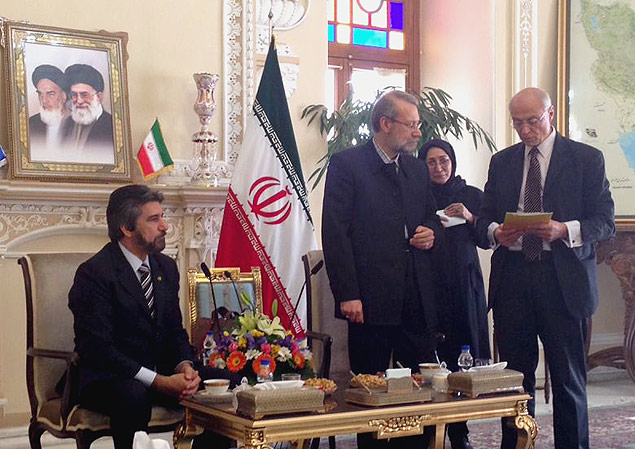 Presidente do Parlamento iraniano (centro, em p), Ali Larijani, recebe senadores brasileiros Valdir Raupp ( esq.) e Eduardo Suplicy
