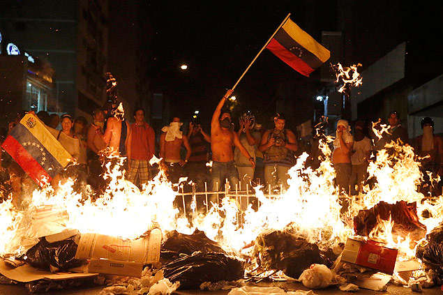 Estudantes opositores se colocam em barricadas durante protestos em Chacao, na Venezuela