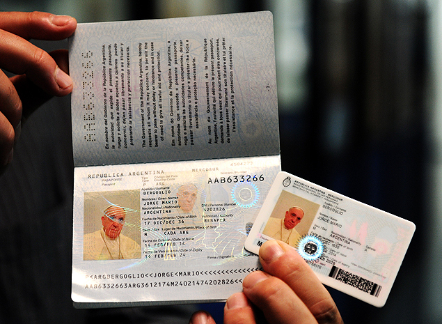 Novos passaporte e documento de identidade do papa Francisco 