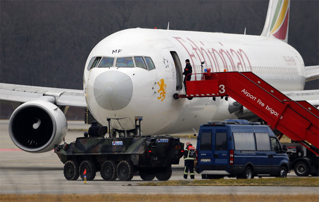 Avio da Ethiopian Airlines pousa em Genebra (Sua) aps tentativa de sequestro por parte do co-piloto 