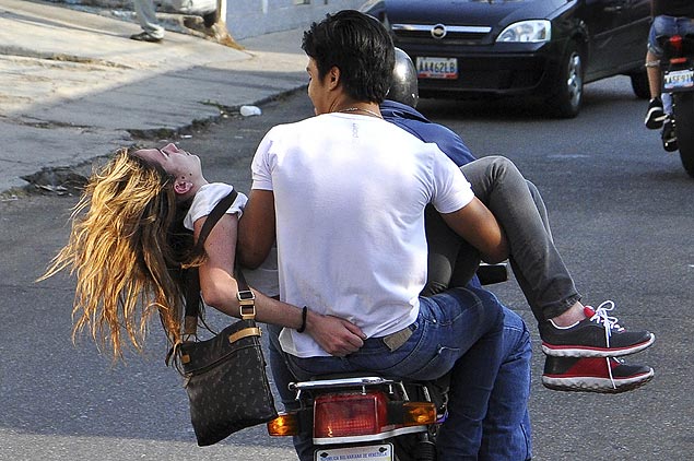 Opositor carrega Gensis Carmona para o hospital em motocicleta aps modelo ser atingida em protesto 