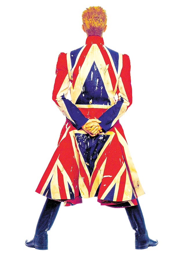 Foto original da capa do disco "Earthling" de 1997 na qual Bowie se veste com a "Union Jack" do Reino Unido