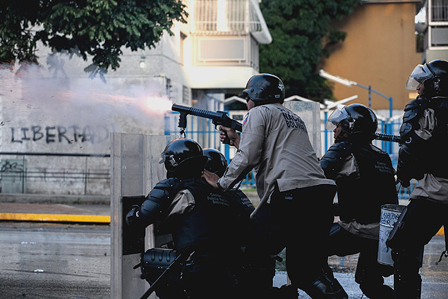 Integrantes da Polcia Nacional Bolivariana disparam contra manifestantes em Altamira, no municpio de Chacao