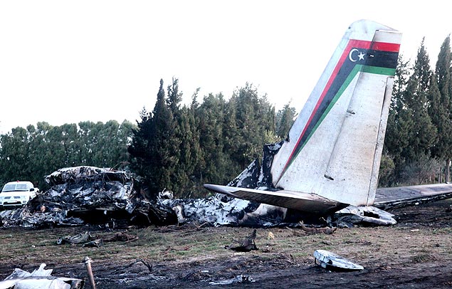 Destroos do avio bimotor Antonov 26 que caiu na Tunsia matando 11 pessoas