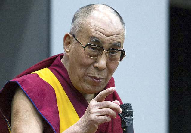 Dalai Lama discursa em evento, em TquiO