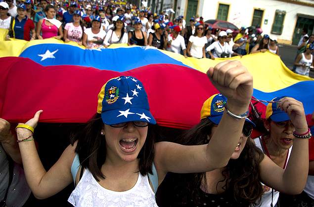 Manifestantes seguram bandeira venezuelana em ato em San Cristbal, capital de Tchira 