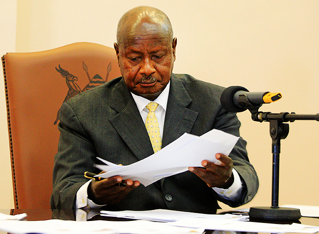 O presidente de Uganda, Yoweri Museveni, assina a polmica lei antigay em sua residncia oficial, na cidade de Entebbe