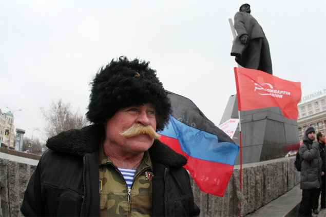 Integrantes do Partido Comunista ucraniano protegem esttua de Lnin em Donetsk