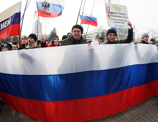 Manifestantes pr-Rssia fazem protesto na cidade de Donetsk em apoio ao ex-presidente Viktor Yanukovich