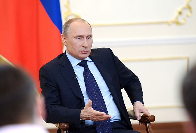 O presidente russo, Vladimir Putin, fala sobre crise com a Ucrnia em entrevista coletiva em sua casa de campo