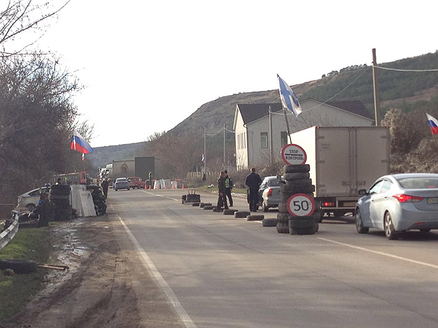 Checkpoint em Simferopol, na Crimeia (Ucrnia)