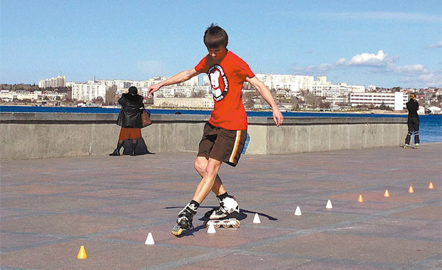 Rapaz pratica patinao no per de Sebastopol (Crimeia)