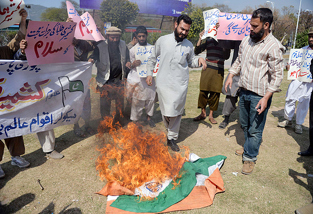 Paquistaneses vindos da Caxemira queimam bandeira indiana em protesto em Islamabad, no Paquisto