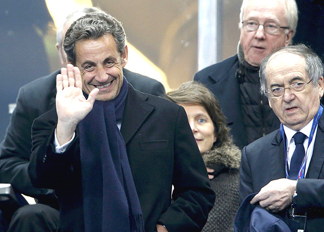 O ex-presidente francs Nicolas Sarkozy assiste ao jogo entre Frana e Espanha no Stade de France, em Paris