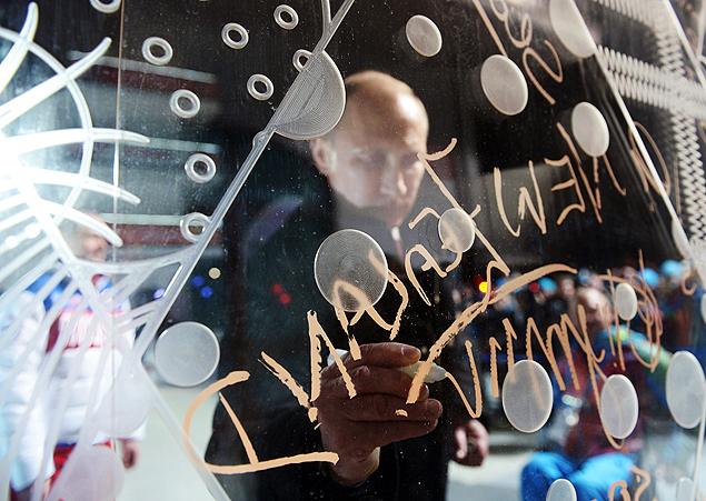 Putin assina painel de cristal em visita  Vila Paraolmpica, em Sochi, na Rssia