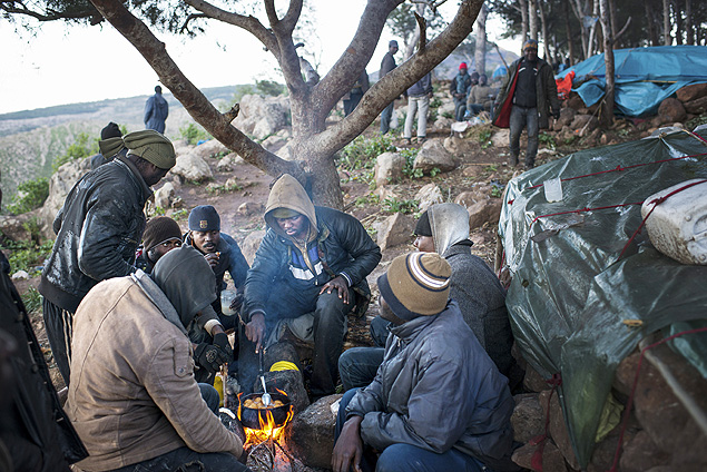 Imigrantes subsaarianos em acampamento no Marrocos, tentando entrar em Melilla