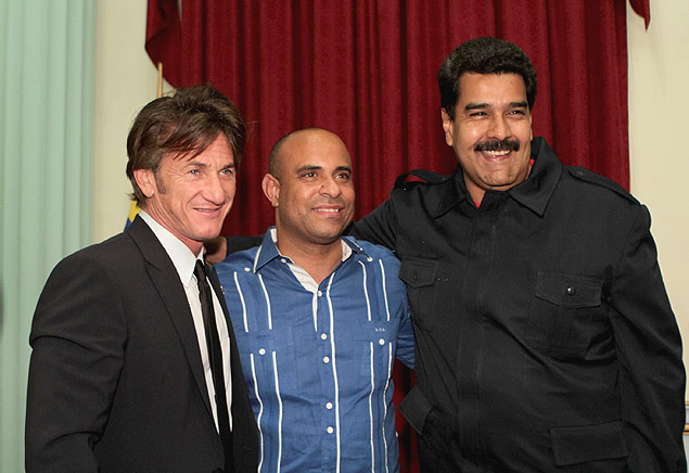 Nicolas Maduro (direita) se encontrou com Sean Penn (esquerda) e o premi do Haiti, Laurent Lamothe