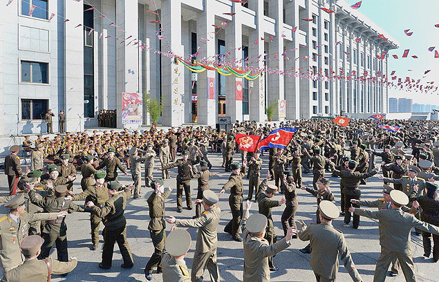 Foto oficial de soldados danando depois de depositarem os votos nas 'eleies' da Coreia do Norte