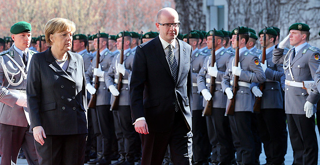 Angela Merkel e premi tcheco, Bohuslav Sobotka, passam em revista em guarda em Berlim
