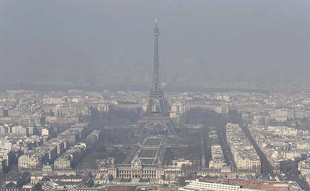 Nuvem cobre Paris no que são considerado os piores níveis de poluição desde 2007