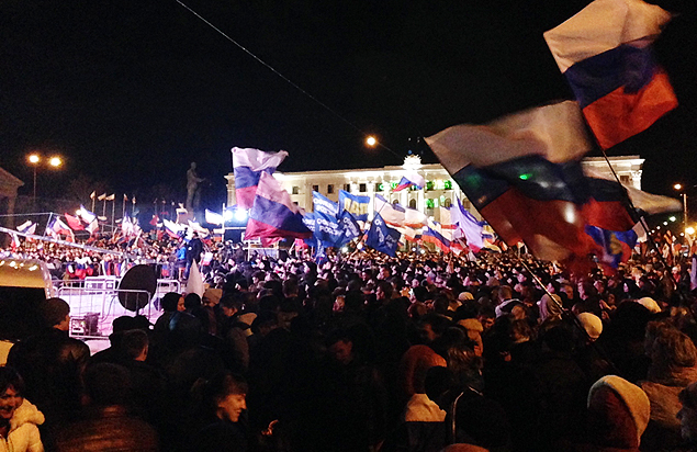 Multido toma conta da Praa Lnin, em Simferopol, capital da Crimeia, para celebrar o resultado do referendo a favor da anexao  Rssia